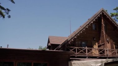 Ormandaki güzel ahşap bir evin çatısında.