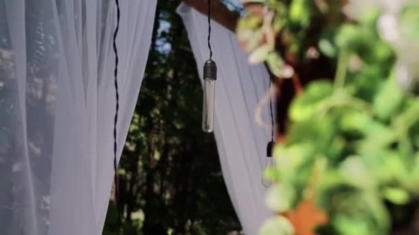 用鲜花装饰的椅子装饰的婚礼拱门 — 图库视频影像