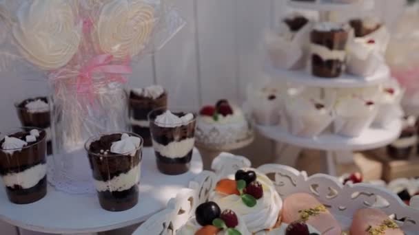 Schokoriegel Bei Der Party Mit Kuchen Und Süßigkeiten — Stockvideo
