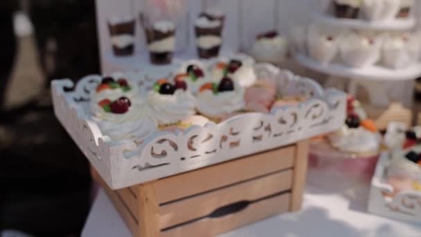 ケーキとお菓子でパーティーのキャンディーバー — ストック動画