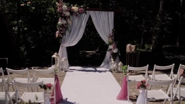 Γαμήλια Αψίδα Καρέκλες Διακοσμημένες Λουλούδια — Αρχείο Βίντεο