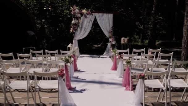 Γαμήλια Αψίδα Καρέκλες Διακοσμημένες Λουλούδια — Αρχείο Βίντεο