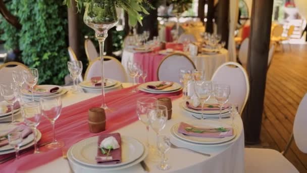 Decoração Uma Mesa Banquete Restaurante Casamento — Vídeo de Stock