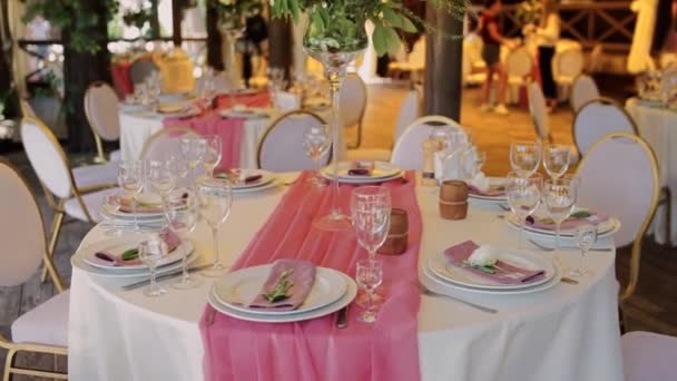 Dekoration Eines Banketttisches Einem Restaurant Bei Einer Hochzeit — Stockvideo