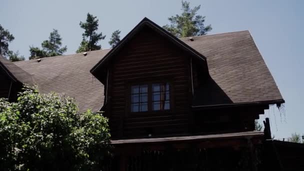 le toit d'une belle maison en bois dans la forêt