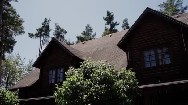 Het Dak Van Een Prachtig Houten Huis Het Bos — Stockvideo