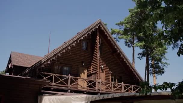 Techo Una Hermosa Casa Madera Bosque — Vídeos de Stock