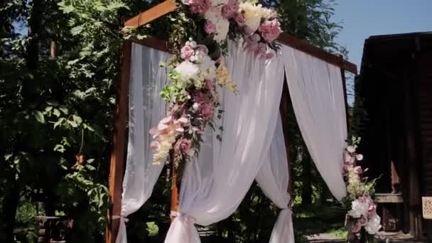 Arco Cerimônia Casamento Com Flores Perto — Vídeo de Stock