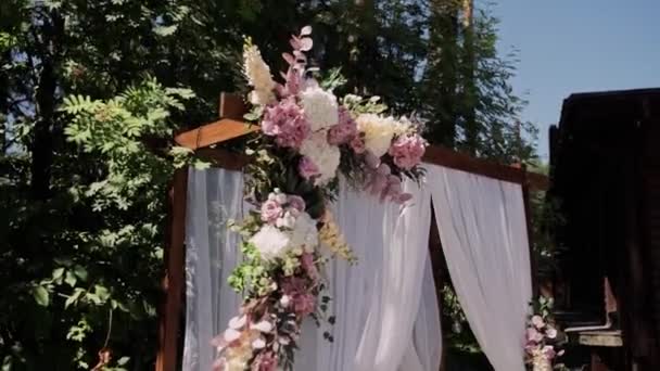 Boog Voor Bruiloft Ceremonie Met Bloemen Close — Stockvideo