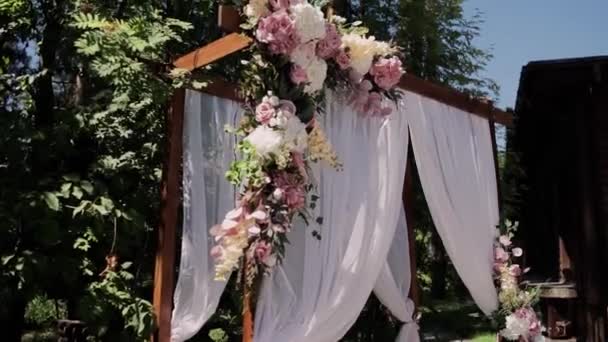 Boog Voor Bruiloft Ceremonie Met Bloemen Close — Stockvideo