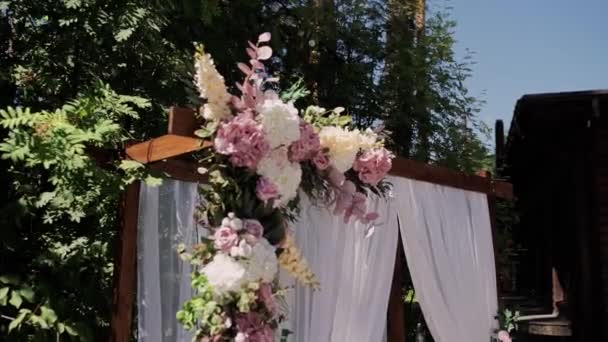 Båge För Bröllop Ceremoni Med Blommor Nära Håll — Stockvideo