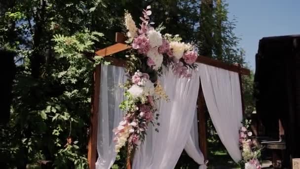 Boog Voor Bruiloft Ceremonie Met Bloemen Close — Stockvideo