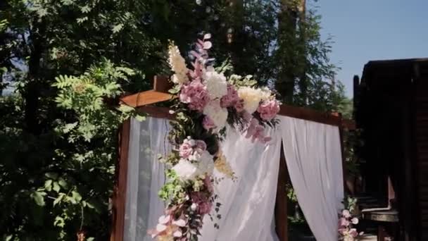 Boog Voor Bruiloft Ceremonie Met Bloemen Close — Stockvideo