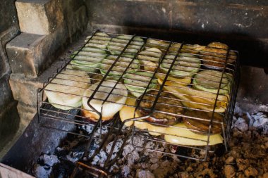 Izgara sebzeler ızgarada kızartılır.