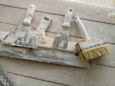 Tahta sandalyedeki ressamlar için spatula