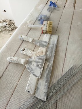 Tahta sandalyedeki ressamlar için spatula