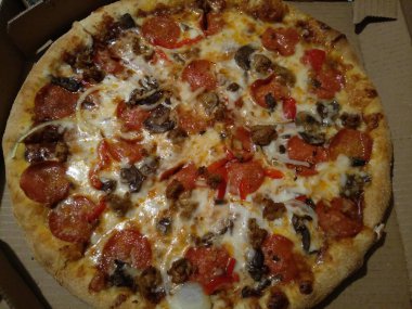 Mutfak masasında ev yapımı bir pizza.