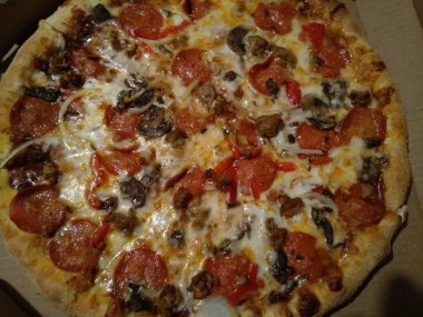 Mutfak masasında ev yapımı bir pizza.