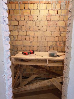 İnşaat alanındaki tuğla bir binada tadilat