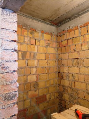 İnşaat alanındaki tuğla bir binada tadilat