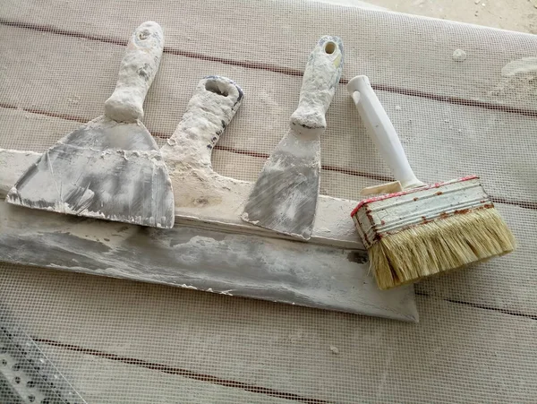 Tahta sandalyedeki ressamlar için spatula