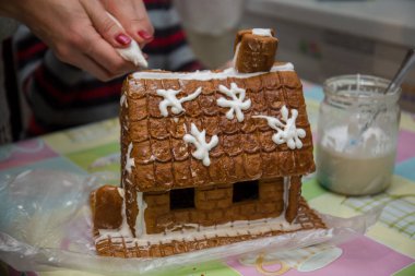 Mutfak masasında zencefilli ekmek evi yapmak.