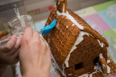 Mutfak masasında zencefilli ekmek evi yapmak.