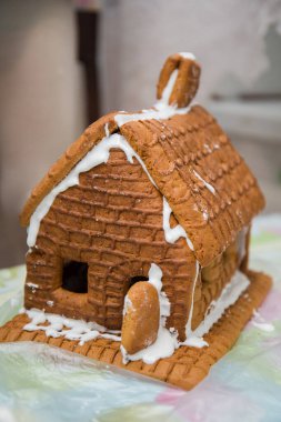 Mutfak masasında zencefilli ekmek evi yapmak.