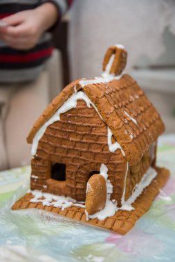 Mutfak masasında zencefilli ekmek evi yapmak.