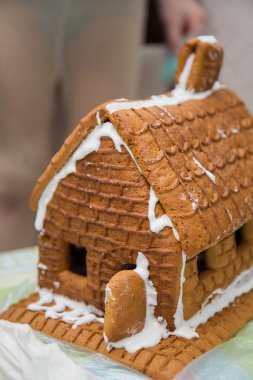 Mutfak masasında zencefilli ekmek evi yapmak.