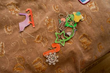 Noel oyuncakları kanepede.