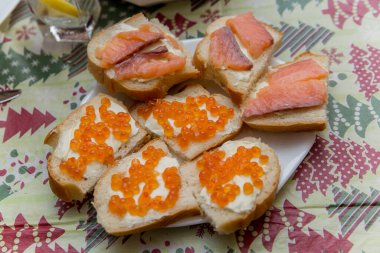 Bayram masasında kırmızı havyarlı bir sandviç.