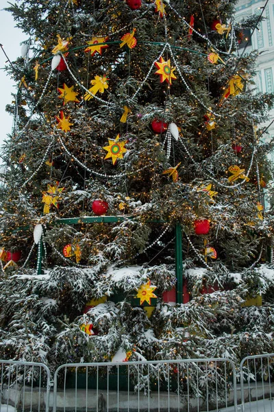 Een Kerstboom Buiten Met Kerstmis — Stockfoto