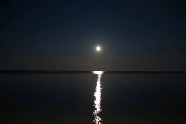 海の夜空の月の道 — ストック写真