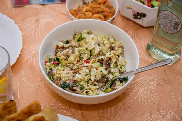 Una Ensalada Platos Mesa Cocina — Foto de Stock