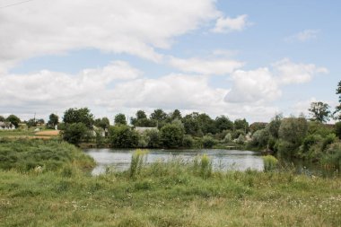 Çayırdaki köyde küçük bir göl