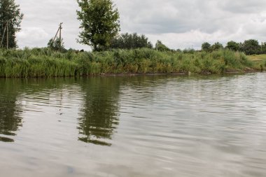 Çayırdaki köyde küçük bir göl