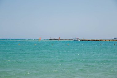 Mavi gök mavisi denizin kıyıları gökyüzüne karşı