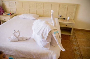 Otel yatağında yataktan bir biblo.