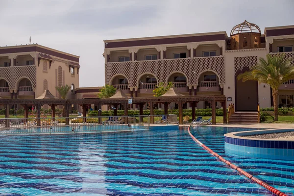 Ein Pool Mit Blauem Wasser Einem Arabischen Hotel — Stockfoto