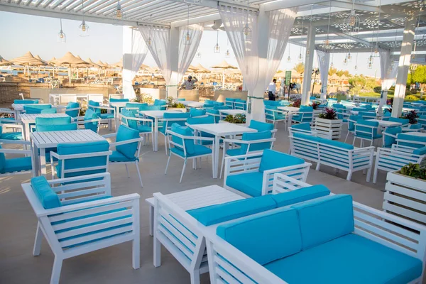 Sedie Tavoli Nel Ristorante Sulla Spiaggia — Foto Stock