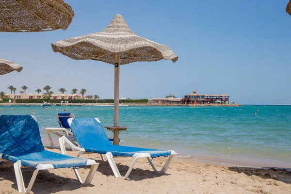 Plage Avec Parasols Chaises Longues Par Mer — Photo