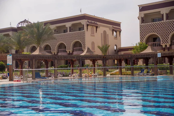 Schwimmbad Auf Dem Gelände Eines Ägyptischen Hotels — Stockfoto
