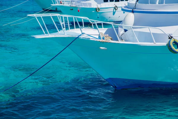 Лук Белой Яхты Фоне Морской Воды — стоковое фото