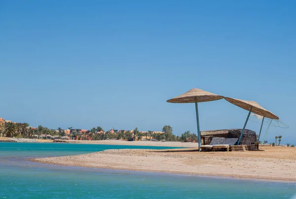 Plaża Morska Palmami Domami Egipcie — Zdjęcie stockowe