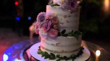 Düğün pastası akşam töreni için kemerin yanında.