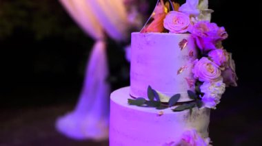 Düğün pastası akşam töreni için kemerin yanında.