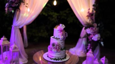 Düğün pastası akşam töreni için kemerin yanında.