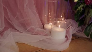 Restoranda yerde mumlar var.