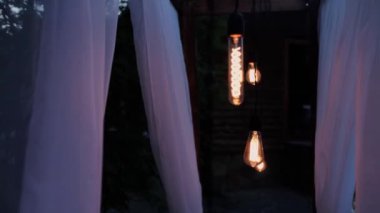 Düğün töreni için kemerlerde ampuller.